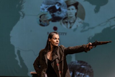 Priscilla Colombi em A Vingança é Um Jardim Selvagem - Foto: Adriana Marchiori
