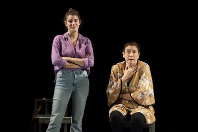 Giulia Bertolli e Lilia Cabral na peça A Lista - FOTO: Priscila Prade